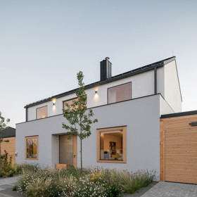 Mysleli se, že snad ani nebude možné na tak malý pozemek vměstnat pohodlný rodinný dům. Šikovní architekti navrhli stavbu, které není co vytknout. 
