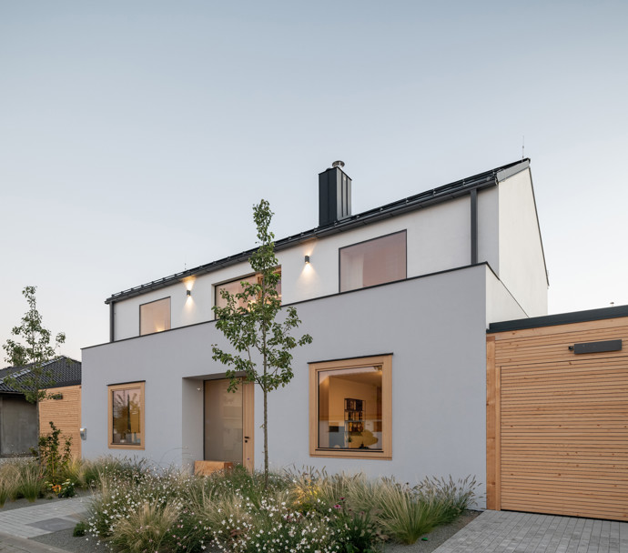 Mysleli se, že snad ani nebude možné na tak malý pozemek vměstnat pohodlný rodinný dům. Šikovní architekti navrhli stavbu, které není co vytknout. 
