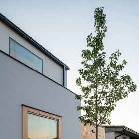 Mysleli se, že snad ani nebude možné na tak malý pozemek vměstnat pohodlný rodinný dům. Šikovní architekti navrhli stavbu, které není co vytknout. 
