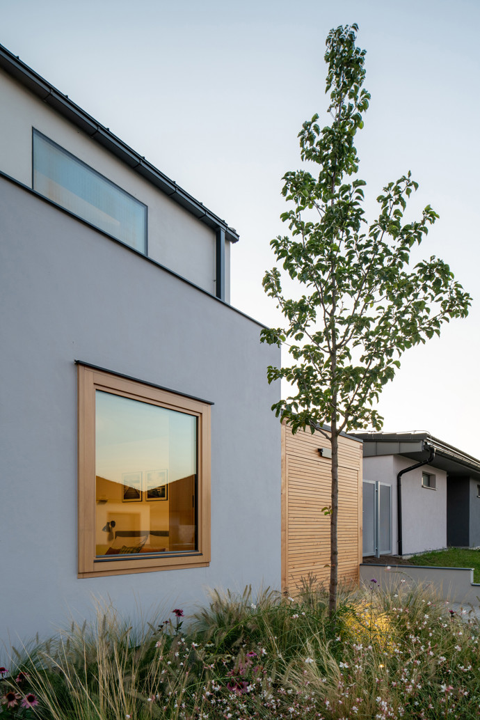 Mysleli se, že snad ani nebude možné na tak malý pozemek vměstnat pohodlný rodinný dům. Šikovní architekti navrhli stavbu, které není co vytknout. 
