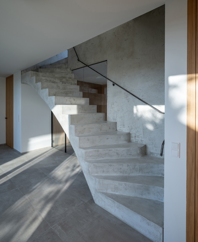 Mysleli se, že snad ani nebude možné na tak malý pozemek vměstnat pohodlný rodinný dům. Šikovní architekti navrhli stavbu, které není co vytknout. 
