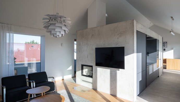 Mysleli se, že snad ani nebude možné na tak malý pozemek vměstnat pohodlný rodinný dům. Šikovní architekti navrhli stavbu, které není co vytknout. 
