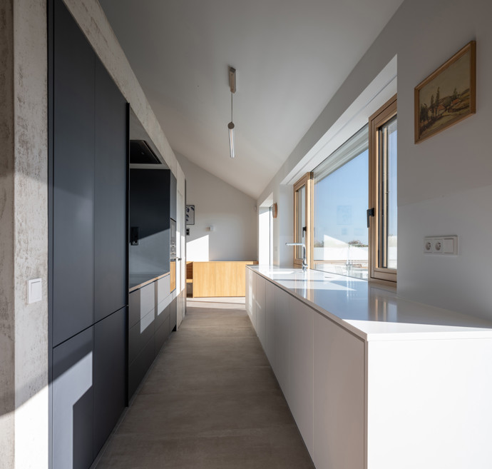 Mysleli se, že snad ani nebude možné na tak malý pozemek vměstnat pohodlný rodinný dům. Šikovní architekti navrhli stavbu, které není co vytknout. 

