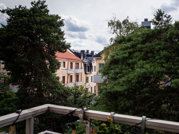 Nově zrekonstruovaný bytový dům má jedinečný šarm. Světlé tóny občas rozzáří výraznější tapeta, obytný prostor rozšiřuje útulný balkón. Nechte se inspirovat!

