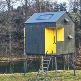 Posed domeček, Farma Poříčí

Jedním z vrcholů minimalistického způsobu cestování je ubytování v posedu. Parta říkající si TreeBee nebo také Posedlí rozjela projekt Kupsiposed.cz, v rámci něhož posedy typu Krabička, Domeček a Saunička jak prodává, tak pronajímá. První dva zmíněné stojí na Farmě Poříčí nedaleko Pelhřimova, přičemž v Domečku, jakkoli na to nevypadá, se pohodlně vyspí až pět dospělých osob. Ale protože posed rozhodně není určený jen k přespání, díky skládací posteli se prostor dá všestranně využít. Součástí jsou jak výhledy do krajiny a na hvězdy, tak gourmet snídaně na terase posedu. 

