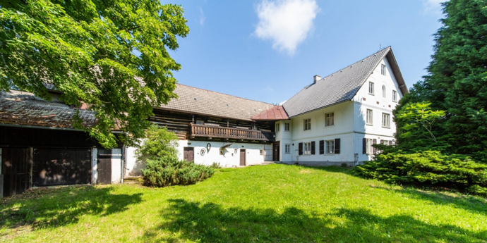 Chalupa s duší, kde prožila zpěvačka Eva Pilarová s manželem Janem Kolomazníkem pětatřicet let. Původní usedlost z roku 1754 s hlavní budovou z roku 1928 zůstala téměř nedotčená časem. Roubená stodola, rozlehlý pozemek a pečlivě udržovaný stav vytvářejí výjimečnou atmosféru, která uchvátí každého milovníka historie a klidu venkova.
Chalupa s duší, kde prožila zpěvačka Eva Pilarová s manželem Janem Kolomazníkem pětatřicet let. Původní usedlost z roku 1754 s hlavní budovou z roku 1928 zůstala téměř nedotčená časem. Roubená stodola, rozlehlý pozemek a pečlivě udržovaný stav vytvářejí výjimečnou atmosféru, která uchvátí každého milovníka historie a klidu venkova.