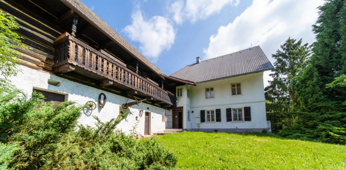 Chalupa s duší, kde prožila zpěvačka Eva Pilarová s manželem Janem Kolomazníkem pětatřicet let. Původní usedlost z roku 1754 s hlavní budovou z roku 1928 zůstala téměř nedotčená časem. Roubená stodola, rozlehlý pozemek a pečlivě udržovaný stav vytvářejí výjimečnou atmosféru, která uchvátí každého milovníka historie a klidu venkova.
Chalupa s duší, kde prožila zpěvačka Eva Pilarová s manželem Janem Kolomazníkem pětatřicet let. Původní usedlost z roku 1754 s hlavní budovou z roku 1928 zůstala téměř nedotčená časem. Roubená stodola, rozlehlý pozemek a pečlivě udržovaný stav vytvářejí výjimečnou atmosféru, která uchvátí každého milovníka historie a klidu venkova.