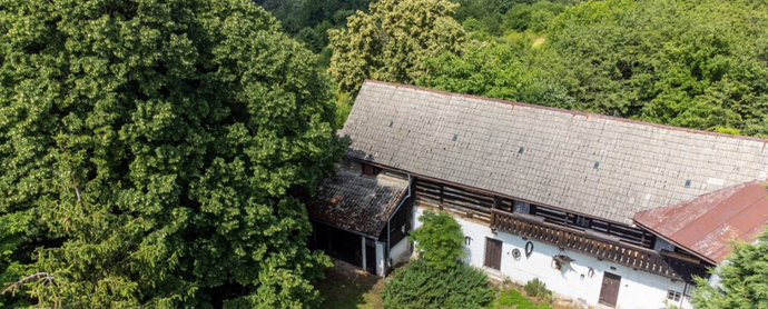 Chalupa s duší, kde prožila zpěvačka Eva Pilarová s manželem Janem Kolomazníkem pětatřicet let. Původní usedlost z roku 1754 s hlavní budovou z roku 1928 zůstala téměř nedotčená časem. Roubená stodola, rozlehlý pozemek a pečlivě udržovaný stav vytvářejí výjimečnou atmosféru, která uchvátí každého milovníka historie a klidu venkova.
Chalupa s duší, kde prožila zpěvačka Eva Pilarová s manželem Janem Kolomazníkem pětatřicet let. Původní usedlost z roku 1754 s hlavní budovou z roku 1928 zůstala téměř nedotčená časem. Roubená stodola, rozlehlý pozemek a pečlivě udržovaný stav vytvářejí výjimečnou atmosféru, která uchvátí každého milovníka historie a klidu venkova.