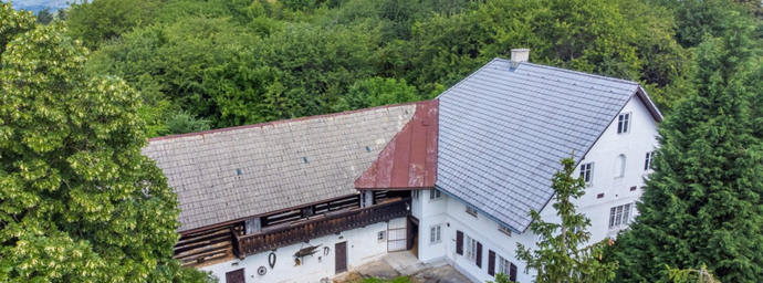 Chalupa s duší, kde prožila zpěvačka Eva Pilarová s manželem Janem Kolomazníkem pětatřicet let. Původní usedlost z roku 1754 s hlavní budovou z roku 1928 zůstala téměř nedotčená časem. Roubená stodola, rozlehlý pozemek a pečlivě udržovaný stav vytvářejí výjimečnou atmosféru, která uchvátí každého milovníka historie a klidu venkova.
Chalupa s duší, kde prožila zpěvačka Eva Pilarová s manželem Janem Kolomazníkem pětatřicet let. Původní usedlost z roku 1754 s hlavní budovou z roku 1928 zůstala téměř nedotčená časem. Roubená stodola, rozlehlý pozemek a pečlivě udržovaný stav vytvářejí výjimečnou atmosféru, která uchvátí každého milovníka historie a klidu venkova.