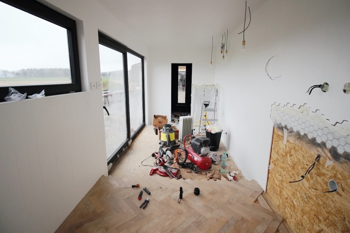 Když se Jiří zamiloval do mini domků, trochu se bál o svém nápadu své přítelkyni říct. Jeho touha ale s každým shlédnutým dílem pořadu Living Big In A Tiny House rostla a rozhodl se, že si zkrátka jeden takový postaví. Ke svému projektu ale přistoupili po svém.
Když se Jiří zamiloval do mini domků, trochu se bál o svém nápadu své přítelkyni říct. Jeho touha ale s každým shlédnutým dílem pořadu Living Big In A Tiny House rostla a rozhodl se, že si zkrátka jeden takový postaví. Ke svému projektu ale přistoupili po svém.
