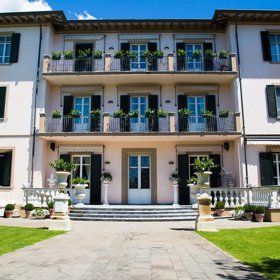 Dlouho hledal místo, kde bude moct v klidu pracovat, žít se svou rodinu, ale i pohostit řadu svých přátel. Všechny tyto požadavky nakonec splnila Villa Alpemare, která leží na idylickém pobřeží Toskánska v oblasti zvané Versilia a exkluzivně ji ukázal redakci Architectural Digest.
