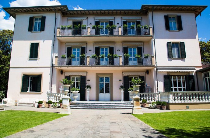 Dlouho hledal místo, kde bude moct v klidu pracovat, žít se svou rodinu, ale i pohostit řadu svých přátel. Všechny tyto požadavky nakonec splnila Villa Alpemare, která leží na idylickém pobřeží Toskánska v oblasti zvané Versilia a exkluzivně ji ukázal redakci Architectural Digest.
