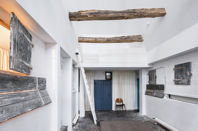Do prastaré zemědělské chátrající usedlosti vestavěli moderní rodinný dům Do prastaré zemědělské chátrající usedlosti vestavěli moderní rodinný dům