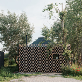 Tvar tradiční kruhové jurty uchvátil mladý manželský pár, který si chtěl postavit víkendový domek. Architekti jim přání splnili a vytvořili jednoduchou dřevostavbu, která zadání dokonale splňuje.
Tvar tradiční kruhové jurty uchvátil mladý manželský pár, který si chtěl postavit víkendový domek. Architekti jim přání splnili a vytvořili jednoduchou dřevostavbu, která zadání dokonale splňuje.
