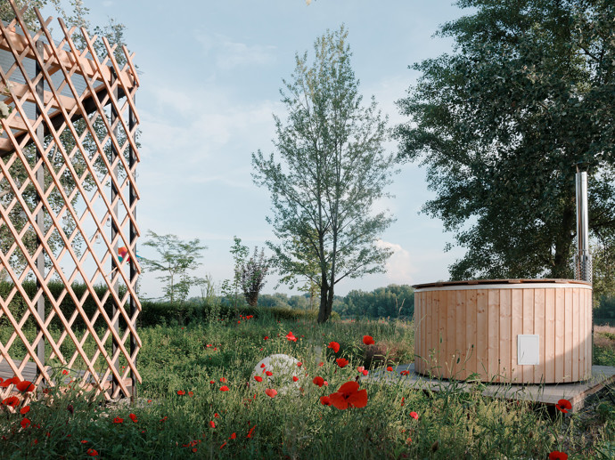 Tvar tradiční kruhové jurty uchvátil mladý manželský pár, který si chtěl postavit víkendový domek. Architekti jim přání splnili a vytvořili jednoduchou dřevostavbu, která zadání dokonale splňuje. 
