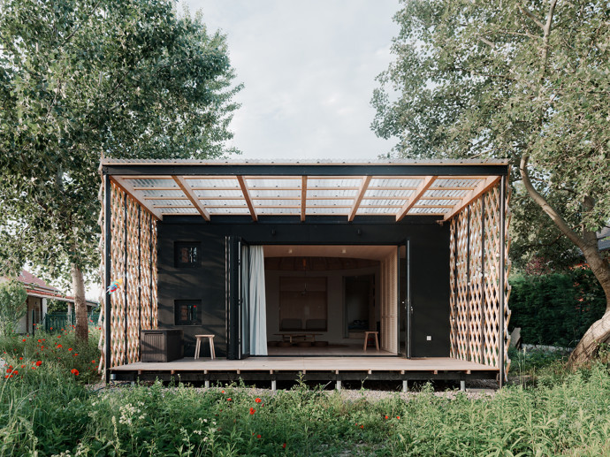 Tvar tradiční kruhové jurty uchvátil mladý manželský pár, který si chtěl postavit víkendový domek. Architekti jim přání splnili a vytvořili jednoduchou dřevostavbu, která zadání dokonale splňuje. 
