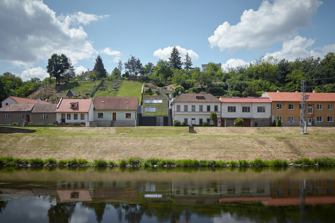 Pozemek, na kterém stojí tento jedinečný domek s travnatou střechou, je prolukou mezi rodinnými domy, které tvoří nábřeží řeky Dyje. Terén pozemku je velmi svažitý, má původní terasovou úpravu s kamennými stěnami.
Pozemek, na kterém stojí tento jedinečný domek s travnatou střechou, je prolukou mezi rodinnými domy, které tvoří nábřeží řeky Dyje. Terén pozemku je velmi svažitý, má původní terasovou úpravu s kamennými stěnami.