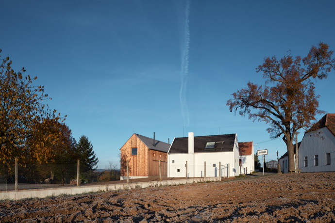 Javornická palírna je místo, kde se pracuje, skladuje a pálí ovoce, a také bydlí. Jedinečná stavba v sobě snoubí klasickou hospodářskou architekturu s moderní přístavbou. Architektům se podařilo vytvořit místo, které ctí klasické jihočeské stavby a stalo se přirozenou součástí obce.
Javornická palírna je místo, kde se pracuje, skladuje a pálí ovoce, a také bydlí. Jedinečná stavba v sobě snoubí klasickou hospodářskou architekturu s moderní přístavbou. Architektům se podařilo vytvořit místo, které ctí klasické jihočeské stavby a stalo se přirozenou součástí obce.