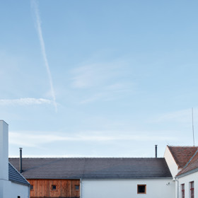 Javornická palírna je místo, kde se pracuje, skladuje a pálí ovoce, a také bydlí. Jedinečná stavba v sobě snoubí klasickou hospodářskou architekturu s moderní přístavbou. Architektům se podařilo vytvořit místo, které ctí klasické jihočeské stavby a stalo se přirozenou součástí obce.
