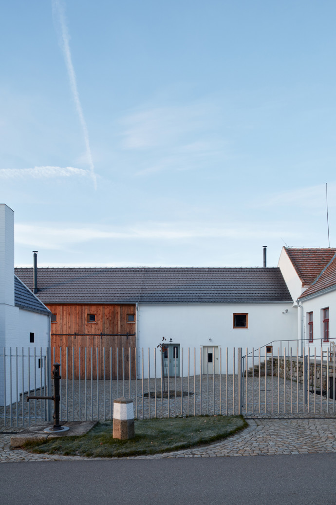 Javornická palírna je místo, kde se pracuje, skladuje a pálí ovoce, a také bydlí. Jedinečná stavba v sobě snoubí klasickou hospodářskou architekturu s moderní přístavbou. Architektům se podařilo vytvořit místo, které ctí klasické jihočeské stavby a stalo se přirozenou součástí obce.
Javornická palírna je místo, kde se pracuje, skladuje a pálí ovoce, a také bydlí. Jedinečná stavba v sobě snoubí klasickou hospodářskou architekturu s moderní přístavbou. Architektům se podařilo vytvořit místo, které ctí klasické jihočeské stavby a stalo se přirozenou součástí obce.