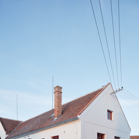 Javornická palírna je místo, kde se pracuje, skladuje a pálí ovoce, a také bydlí. Jedinečná stavba v sobě snoubí klasickou hospodářskou architekturu s moderní přístavbou. Architektům se podařilo vytvořit místo, které ctí klasické jihočeské stavby a stalo se přirozenou součástí obce.
