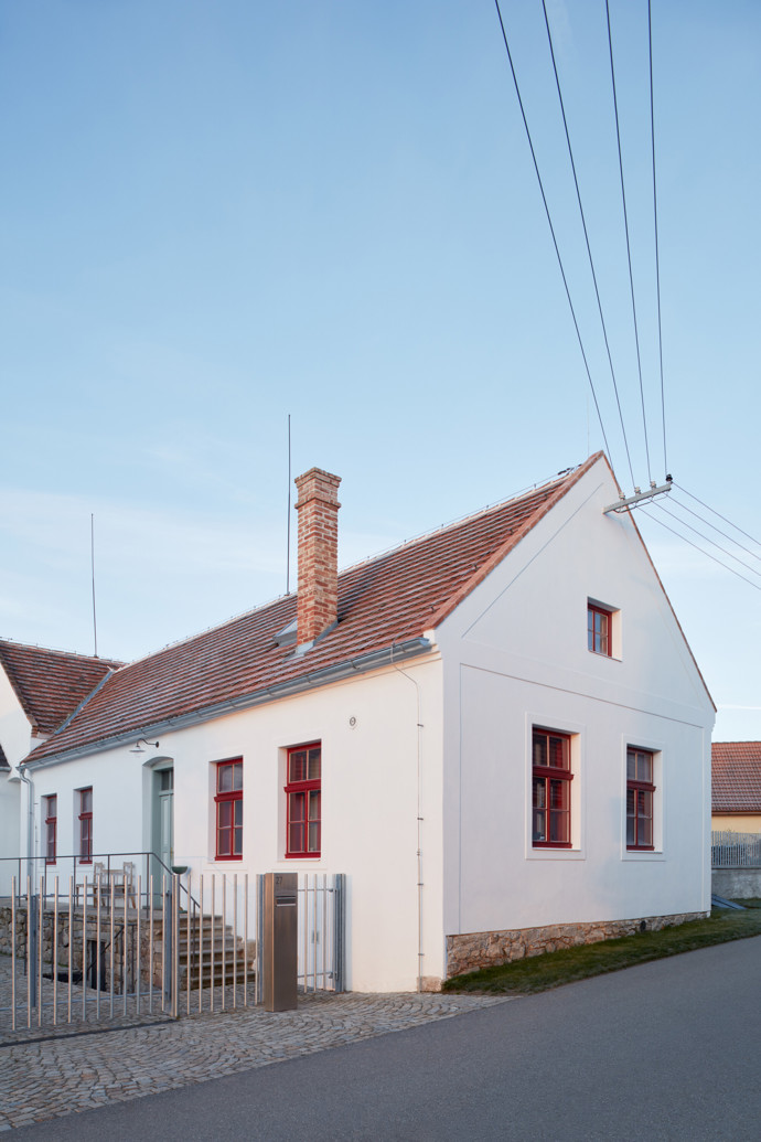 Javornická palírna je místo, kde se pracuje, skladuje a pálí ovoce, a také bydlí. Jedinečná stavba v sobě snoubí klasickou hospodářskou architekturu s moderní přístavbou. Architektům se podařilo vytvořit místo, které ctí klasické jihočeské stavby a stalo se přirozenou součástí obce.
Javornická palírna je místo, kde se pracuje, skladuje a pálí ovoce, a také bydlí. Jedinečná stavba v sobě snoubí klasickou hospodářskou architekturu s moderní přístavbou. Architektům se podařilo vytvořit místo, které ctí klasické jihočeské stavby a stalo se přirozenou součástí obce.