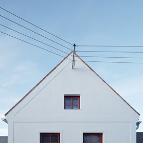 Javornická palírna je místo, kde se pracuje, skladuje a pálí ovoce, a také bydlí. Jedinečná stavba v sobě snoubí klasickou hospodářskou architekturu s moderní přístavbou. Architektům se podařilo vytvořit místo, které ctí klasické jihočeské stavby a stalo se přirozenou součástí obce.
