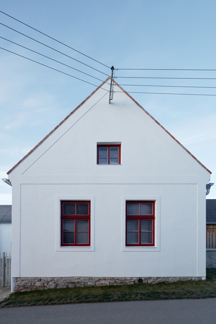 Javornická palírna je místo, kde se pracuje, skladuje a pálí ovoce, a také bydlí. Jedinečná stavba v sobě snoubí klasickou hospodářskou architekturu s moderní přístavbou. Architektům se podařilo vytvořit místo, které ctí klasické jihočeské stavby a stalo se přirozenou součástí obce.
Javornická palírna je místo, kde se pracuje, skladuje a pálí ovoce, a také bydlí. Jedinečná stavba v sobě snoubí klasickou hospodářskou architekturu s moderní přístavbou. Architektům se podařilo vytvořit místo, které ctí klasické jihočeské stavby a stalo se přirozenou součástí obce.