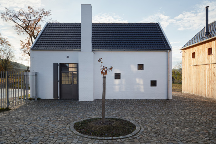 Javornická palírna je místo, kde se pracuje, skladuje a pálí ovoce, a také bydlí. Jedinečná stavba v sobě snoubí klasickou hospodářskou architekturu s moderní přístavbou. Architektům se podařilo vytvořit místo, které ctí klasické jihočeské stavby a stalo se přirozenou součástí obce.
Javornická palírna je místo, kde se pracuje, skladuje a pálí ovoce, a také bydlí. Jedinečná stavba v sobě snoubí klasickou hospodářskou architekturu s moderní přístavbou. Architektům se podařilo vytvořit místo, které ctí klasické jihočeské stavby a stalo se přirozenou součástí obce.
