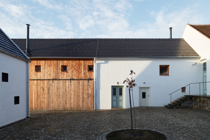 Javornická palírna je místo, kde se pracuje, skladuje a pálí ovoce, a také bydlí. Jedinečná stavba v sobě snoubí klasickou hospodářskou architekturu s moderní přístavbou. Architektům se podařilo vytvořit místo, které ctí klasické jihočeské stavby a stalo se přirozenou součástí obce.
Javornická palírna je místo, kde se pracuje, skladuje a pálí ovoce, a také bydlí. Jedinečná stavba v sobě snoubí klasickou hospodářskou architekturu s moderní přístavbou. Architektům se podařilo vytvořit místo, které ctí klasické jihočeské stavby a stalo se přirozenou součástí obce.