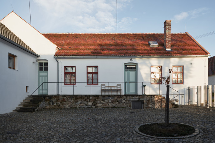 Javornická palírna je místo, kde se pracuje, skladuje a pálí ovoce, a také bydlí. Jedinečná stavba v sobě snoubí klasickou hospodářskou architekturu s moderní přístavbou. Architektům se podařilo vytvořit místo, které ctí klasické jihočeské stavby a stalo se přirozenou součástí obce.
Javornická palírna je místo, kde se pracuje, skladuje a pálí ovoce, a také bydlí. Jedinečná stavba v sobě snoubí klasickou hospodářskou architekturu s moderní přístavbou. Architektům se podařilo vytvořit místo, které ctí klasické jihočeské stavby a stalo se přirozenou součástí obce.