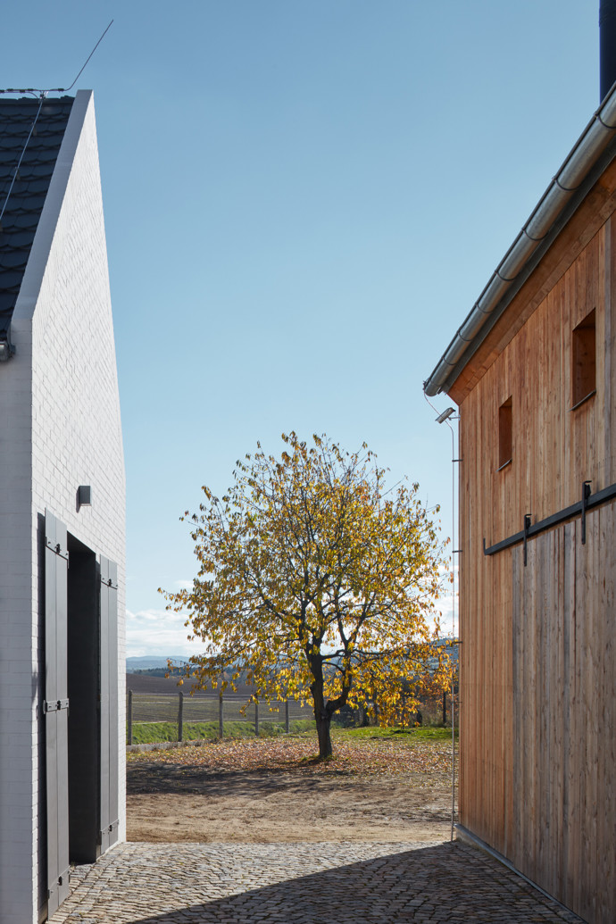 Javornická palírna je místo, kde se pracuje, skladuje a pálí ovoce, a také bydlí. Jedinečná stavba v sobě snoubí klasickou hospodářskou architekturu s moderní přístavbou. Architektům se podařilo vytvořit místo, které ctí klasické jihočeské stavby a stalo se přirozenou součástí obce.
Javornická palírna je místo, kde se pracuje, skladuje a pálí ovoce, a také bydlí. Jedinečná stavba v sobě snoubí klasickou hospodářskou architekturu s moderní přístavbou. Architektům se podařilo vytvořit místo, které ctí klasické jihočeské stavby a stalo se přirozenou součástí obce.