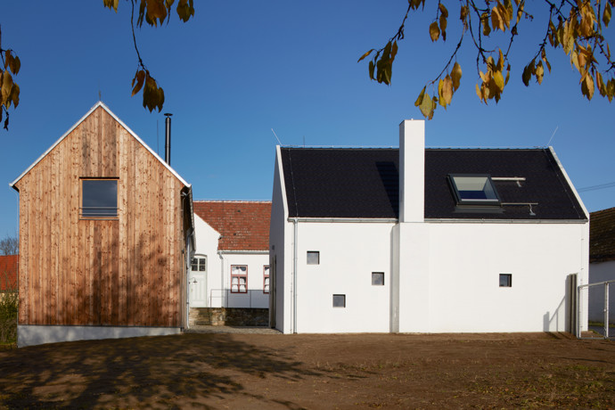 Javornická palírna je místo, kde se pracuje, skladuje a pálí ovoce, a také bydlí. Jedinečná stavba v sobě snoubí klasickou hospodářskou architekturu s moderní přístavbou. Architektům se podařilo vytvořit místo, které ctí klasické jihočeské stavby a stalo se přirozenou součástí obce.
Javornická palírna je místo, kde se pracuje, skladuje a pálí ovoce, a také bydlí. Jedinečná stavba v sobě snoubí klasickou hospodářskou architekturu s moderní přístavbou. Architektům se podařilo vytvořit místo, které ctí klasické jihočeské stavby a stalo se přirozenou součástí obce.