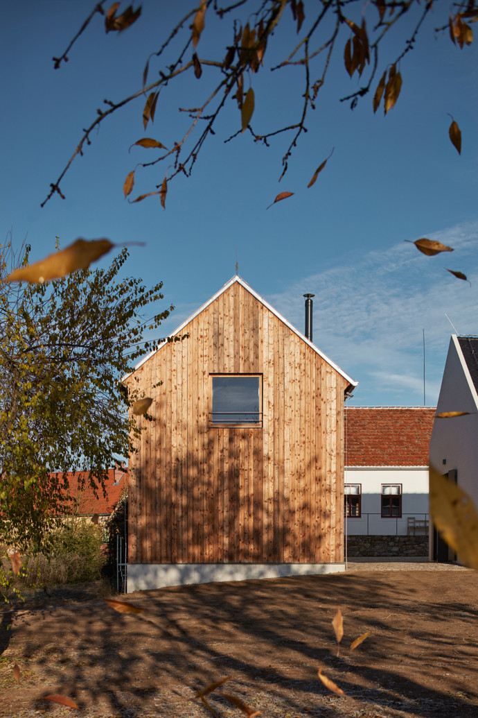 Javornická palírna je místo, kde se pracuje, skladuje a pálí ovoce, a také bydlí. Jedinečná stavba v sobě snoubí klasickou hospodářskou architekturu s moderní přístavbou. Architektům se podařilo vytvořit místo, které ctí klasické jihočeské stavby a stalo se přirozenou součástí obce.
Javornická palírna je místo, kde se pracuje, skladuje a pálí ovoce, a také bydlí. Jedinečná stavba v sobě snoubí klasickou hospodářskou architekturu s moderní přístavbou. Architektům se podařilo vytvořit místo, které ctí klasické jihočeské stavby a stalo se přirozenou součástí obce.
