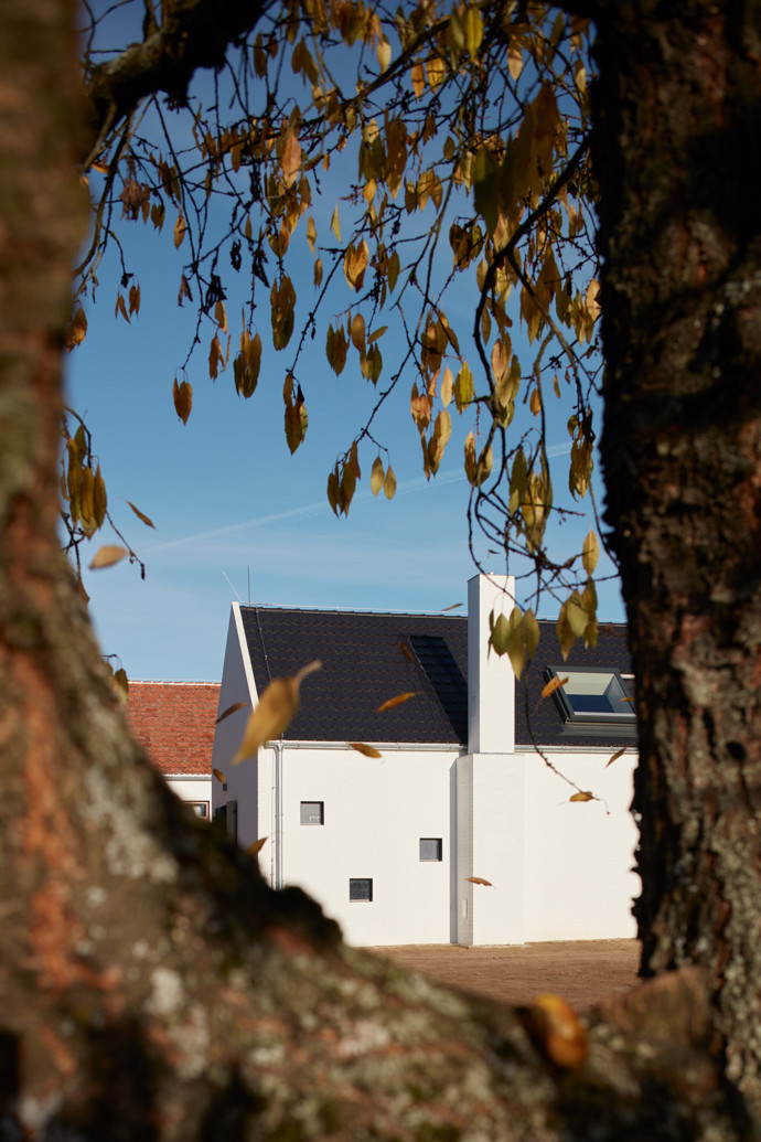 Javornická palírna je místo, kde se pracuje, skladuje a pálí ovoce, a také bydlí. Jedinečná stavba v sobě snoubí klasickou hospodářskou architekturu s moderní přístavbou. Architektům se podařilo vytvořit místo, které ctí klasické jihočeské stavby a stalo se přirozenou součástí obce.
Javornická palírna je místo, kde se pracuje, skladuje a pálí ovoce, a také bydlí. Jedinečná stavba v sobě snoubí klasickou hospodářskou architekturu s moderní přístavbou. Architektům se podařilo vytvořit místo, které ctí klasické jihočeské stavby a stalo se přirozenou součástí obce.