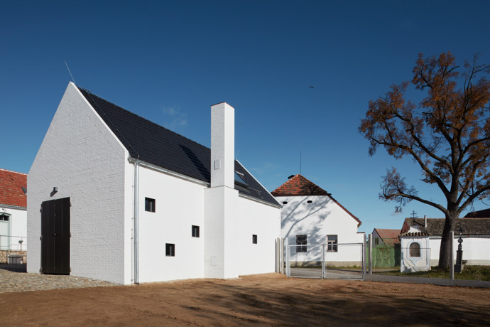 Javornická palírna je místo, kde se pracuje, skladuje a pálí ovoce, a také bydlí. Jedinečná stavba v sobě snoubí klasickou hospodářskou architekturu s moderní přístavbou. Architektům se podařilo vytvořit místo, které ctí klasické jihočeské stavby a stalo se přirozenou součástí obce.
Javornická palírna je místo, kde se pracuje, skladuje a pálí ovoce, a také bydlí. Jedinečná stavba v sobě snoubí klasickou hospodářskou architekturu s moderní přístavbou. Architektům se podařilo vytvořit místo, které ctí klasické jihočeské stavby a stalo se přirozenou součástí obce.