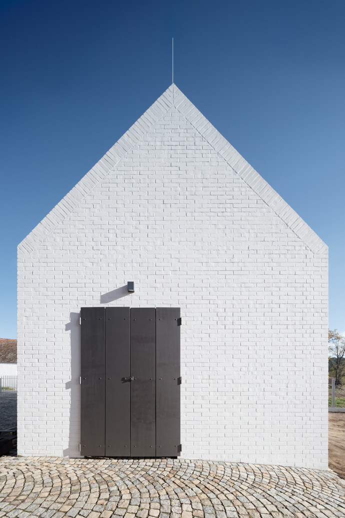 Javornická palírna je místo, kde se pracuje, skladuje a pálí ovoce, a také bydlí. Jedinečná stavba v sobě snoubí klasickou hospodářskou architekturu s moderní přístavbou. Architektům se podařilo vytvořit místo, které ctí klasické jihočeské stavby a stalo se přirozenou součástí obce.
Javornická palírna je místo, kde se pracuje, skladuje a pálí ovoce, a také bydlí. Jedinečná stavba v sobě snoubí klasickou hospodářskou architekturu s moderní přístavbou. Architektům se podařilo vytvořit místo, které ctí klasické jihočeské stavby a stalo se přirozenou součástí obce.