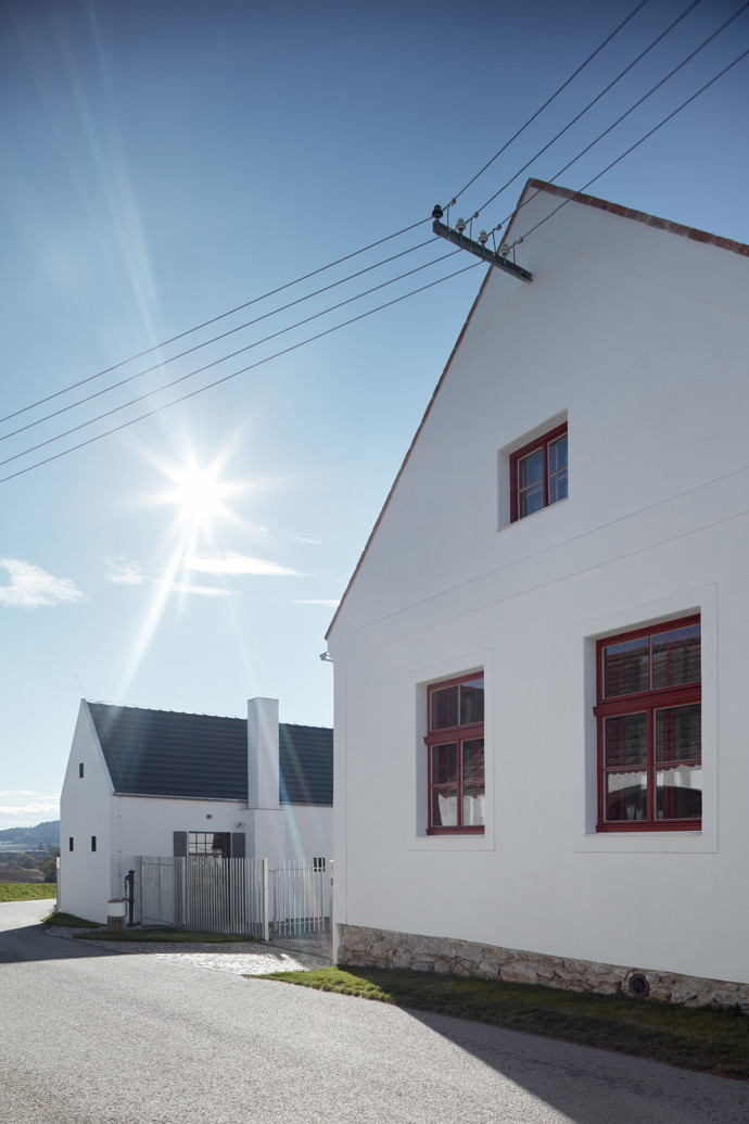Javornická palírna je místo, kde se pracuje, skladuje a pálí ovoce, a také bydlí. Jedinečná stavba v sobě snoubí klasickou hospodářskou architekturu s moderní přístavbou. Architektům se podařilo vytvořit místo, které ctí klasické jihočeské stavby a stalo se přirozenou součástí obce.
Javornická palírna je místo, kde se pracuje, skladuje a pálí ovoce, a také bydlí. Jedinečná stavba v sobě snoubí klasickou hospodářskou architekturu s moderní přístavbou. Architektům se podařilo vytvořit místo, které ctí klasické jihočeské stavby a stalo se přirozenou součástí obce.