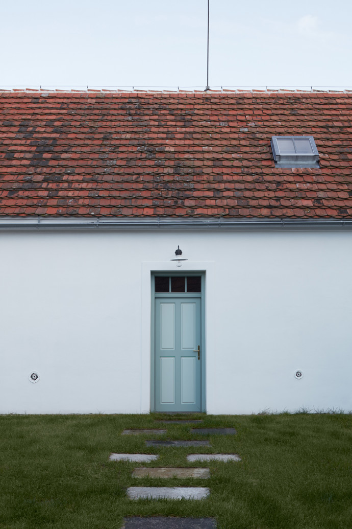 Javornická palírna je místo, kde se pracuje, skladuje a pálí ovoce, a také bydlí. Jedinečná stavba v sobě snoubí klasickou hospodářskou architekturu s moderní přístavbou. Architektům se podařilo vytvořit místo, které ctí klasické jihočeské stavby a stalo se přirozenou součástí obce.
Javornická palírna je místo, kde se pracuje, skladuje a pálí ovoce, a také bydlí. Jedinečná stavba v sobě snoubí klasickou hospodářskou architekturu s moderní přístavbou. Architektům se podařilo vytvořit místo, které ctí klasické jihočeské stavby a stalo se přirozenou součástí obce.