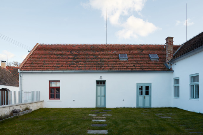 Javornická palírna je místo, kde se pracuje, skladuje a pálí ovoce, a také bydlí. Jedinečná stavba v sobě snoubí klasickou hospodářskou architekturu s moderní přístavbou. Architektům se podařilo vytvořit místo, které ctí klasické jihočeské stavby a stalo se přirozenou součástí obce.
Javornická palírna je místo, kde se pracuje, skladuje a pálí ovoce, a také bydlí. Jedinečná stavba v sobě snoubí klasickou hospodářskou architekturu s moderní přístavbou. Architektům se podařilo vytvořit místo, které ctí klasické jihočeské stavby a stalo se přirozenou součástí obce.
