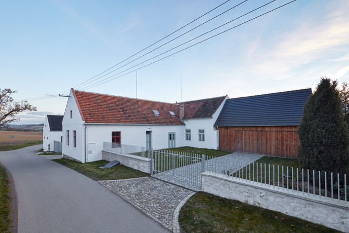 Javornická palírna je místo, kde se pracuje, skladuje a pálí ovoce, a také bydlí. Jedinečná stavba v sobě snoubí klasickou hospodářskou architekturu s moderní přístavbou. Architektům se podařilo vytvořit místo, které ctí klasické jihočeské stavby a stalo se přirozenou součástí obce.
Javornická palírna je místo, kde se pracuje, skladuje a pálí ovoce, a také bydlí. Jedinečná stavba v sobě snoubí klasickou hospodářskou architekturu s moderní přístavbou. Architektům se podařilo vytvořit místo, které ctí klasické jihočeské stavby a stalo se přirozenou součástí obce.