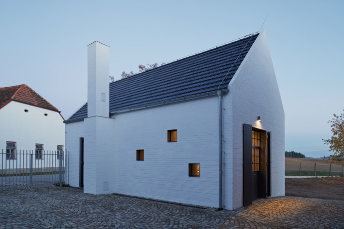 Javornická palírna je místo, kde se pracuje, skladuje a pálí ovoce, a také bydlí. Jedinečná stavba v sobě snoubí klasickou hospodářskou architekturu s moderní přístavbou. Architektům se podařilo vytvořit místo, které ctí klasické jihočeské stavby a stalo se přirozenou součástí obce.
Javornická palírna je místo, kde se pracuje, skladuje a pálí ovoce, a také bydlí. Jedinečná stavba v sobě snoubí klasickou hospodářskou architekturu s moderní přístavbou. Architektům se podařilo vytvořit místo, které ctí klasické jihočeské stavby a stalo se přirozenou součástí obce.