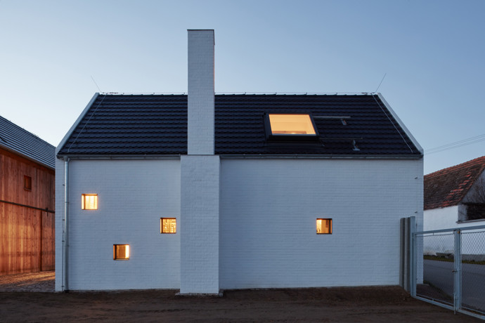 Javornická palírna je místo, kde se pracuje, skladuje a pálí ovoce, a také bydlí. Jedinečná stavba v sobě snoubí klasickou hospodářskou architekturu s moderní přístavbou. Architektům se podařilo vytvořit místo, které ctí klasické jihočeské stavby a stalo se přirozenou součástí obce.
Javornická palírna je místo, kde se pracuje, skladuje a pálí ovoce, a také bydlí. Jedinečná stavba v sobě snoubí klasickou hospodářskou architekturu s moderní přístavbou. Architektům se podařilo vytvořit místo, které ctí klasické jihočeské stavby a stalo se přirozenou součástí obce.