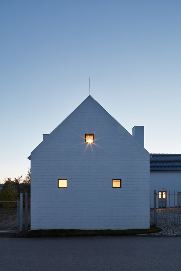 Javornická palírna je místo, kde se pracuje, skladuje a pálí ovoce, a také bydlí. Jedinečná stavba v sobě snoubí klasickou hospodářskou architekturu s moderní přístavbou. Architektům se podařilo vytvořit místo, které ctí klasické jihočeské stavby a stalo se přirozenou součástí obce.
Javornická palírna je místo, kde se pracuje, skladuje a pálí ovoce, a také bydlí. Jedinečná stavba v sobě snoubí klasickou hospodářskou architekturu s moderní přístavbou. Architektům se podařilo vytvořit místo, které ctí klasické jihočeské stavby a stalo se přirozenou součástí obce.
