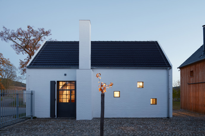 Javornická palírna je místo, kde se pracuje, skladuje a pálí ovoce, a také bydlí. Jedinečná stavba v sobě snoubí klasickou hospodářskou architekturu s moderní přístavbou. Architektům se podařilo vytvořit místo, které ctí klasické jihočeské stavby a stalo se přirozenou součástí obce.
Javornická palírna je místo, kde se pracuje, skladuje a pálí ovoce, a také bydlí. Jedinečná stavba v sobě snoubí klasickou hospodářskou architekturu s moderní přístavbou. Architektům se podařilo vytvořit místo, které ctí klasické jihočeské stavby a stalo se přirozenou součástí obce.
