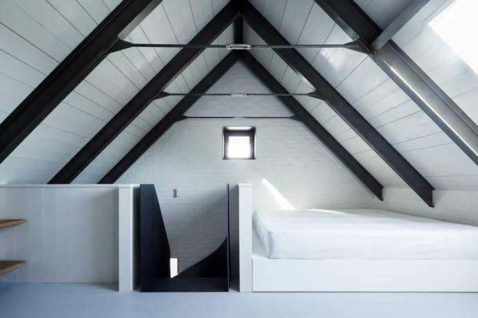Javornická palírna je místo, kde se pracuje, skladuje a pálí ovoce, a také bydlí. Jedinečná stavba v sobě snoubí klasickou hospodářskou architekturu s moderní přístavbou. Architektům se podařilo vytvořit místo, které ctí klasické jihočeské stavby a stalo se přirozenou součástí obce.
Javornická palírna je místo, kde se pracuje, skladuje a pálí ovoce, a také bydlí. Jedinečná stavba v sobě snoubí klasickou hospodářskou architekturu s moderní přístavbou. Architektům se podařilo vytvořit místo, které ctí klasické jihočeské stavby a stalo se přirozenou součástí obce.