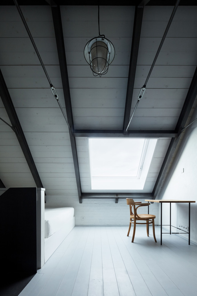 Javornická palírna je místo, kde se pracuje, skladuje a pálí ovoce, a také bydlí. Jedinečná stavba v sobě snoubí klasickou hospodářskou architekturu s moderní přístavbou. Architektům se podařilo vytvořit místo, které ctí klasické jihočeské stavby a stalo se přirozenou součástí obce.
Javornická palírna je místo, kde se pracuje, skladuje a pálí ovoce, a také bydlí. Jedinečná stavba v sobě snoubí klasickou hospodářskou architekturu s moderní přístavbou. Architektům se podařilo vytvořit místo, které ctí klasické jihočeské stavby a stalo se přirozenou součástí obce.