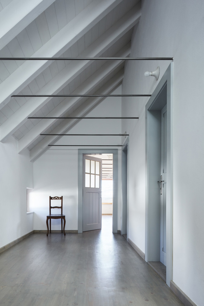 Javornická palírna je místo, kde se pracuje, skladuje a pálí ovoce, a také bydlí. Jedinečná stavba v sobě snoubí klasickou hospodářskou architekturu s moderní přístavbou. Architektům se podařilo vytvořit místo, které ctí klasické jihočeské stavby a stalo se přirozenou součástí obce.
Javornická palírna je místo, kde se pracuje, skladuje a pálí ovoce, a také bydlí. Jedinečná stavba v sobě snoubí klasickou hospodářskou architekturu s moderní přístavbou. Architektům se podařilo vytvořit místo, které ctí klasické jihočeské stavby a stalo se přirozenou součástí obce.