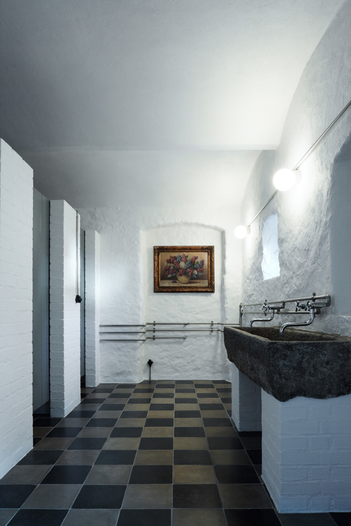 Javornická palírna je místo, kde se pracuje, skladuje a pálí ovoce, a také bydlí. Jedinečná stavba v sobě snoubí klasickou hospodářskou architekturu s moderní přístavbou. Architektům se podařilo vytvořit místo, které ctí klasické jihočeské stavby a stalo se přirozenou součástí obce.
Javornická palírna je místo, kde se pracuje, skladuje a pálí ovoce, a také bydlí. Jedinečná stavba v sobě snoubí klasickou hospodářskou architekturu s moderní přístavbou. Architektům se podařilo vytvořit místo, které ctí klasické jihočeské stavby a stalo se přirozenou součástí obce.