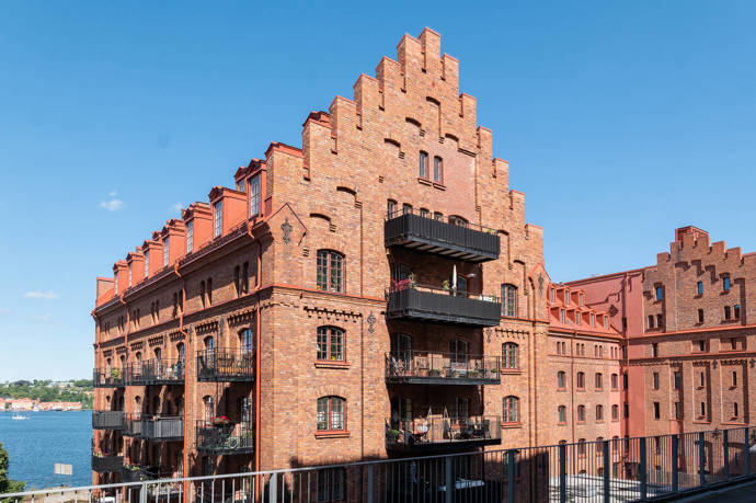 Tento nově zrekonstruovaný stockholmský byt je vskutku pohádkový. Nechybí vzdušné otevřené společné prostory, veliká slunná terasa, ale také ložnice poskytující potřebný klid a soukromí.
Tento nově zrekonstruovaný stockholmský byt je vskutku pohádkový. Nechybí vzdušné otevřené společné prostory, veliká slunná terasa, ale také ložnice poskytující potřebný klid a soukromí.